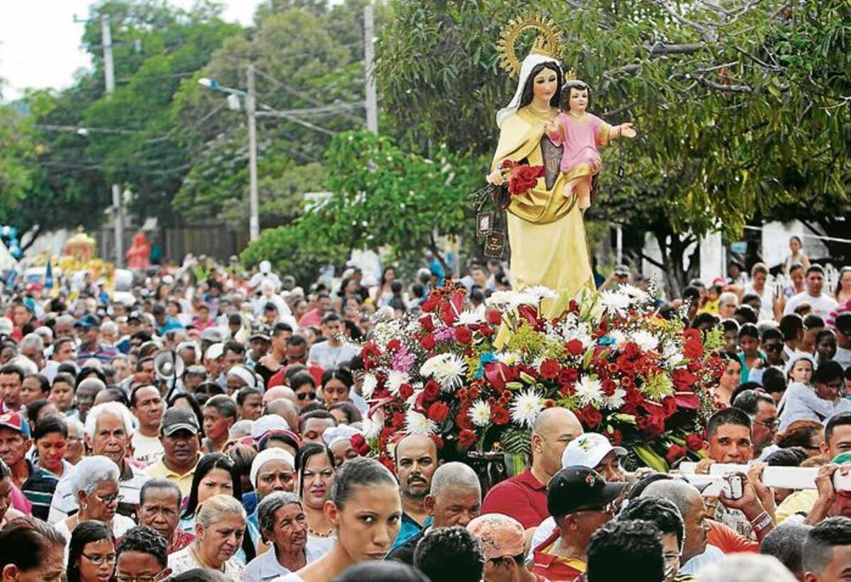 Los habitantes del barrio Blas de Lezo se congregaron en una procesión en la tarde de ayer. //Luis Eduardo Herrán