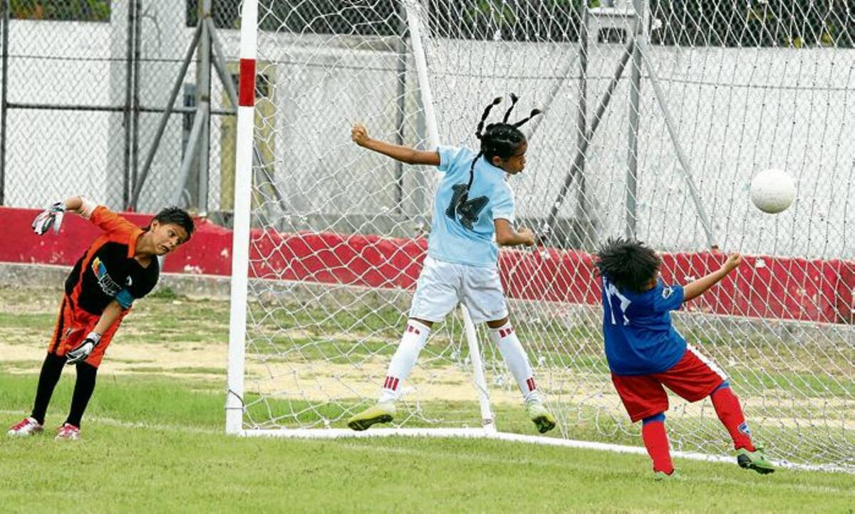 Laura Vanessa Díaz Arroyo, del equipo Santafereños (Preinfantil), anotó ayer para empatar ante Independiente también de Sincelejo. FOTO/ MANUEL SANTIAGO PÉREZ.