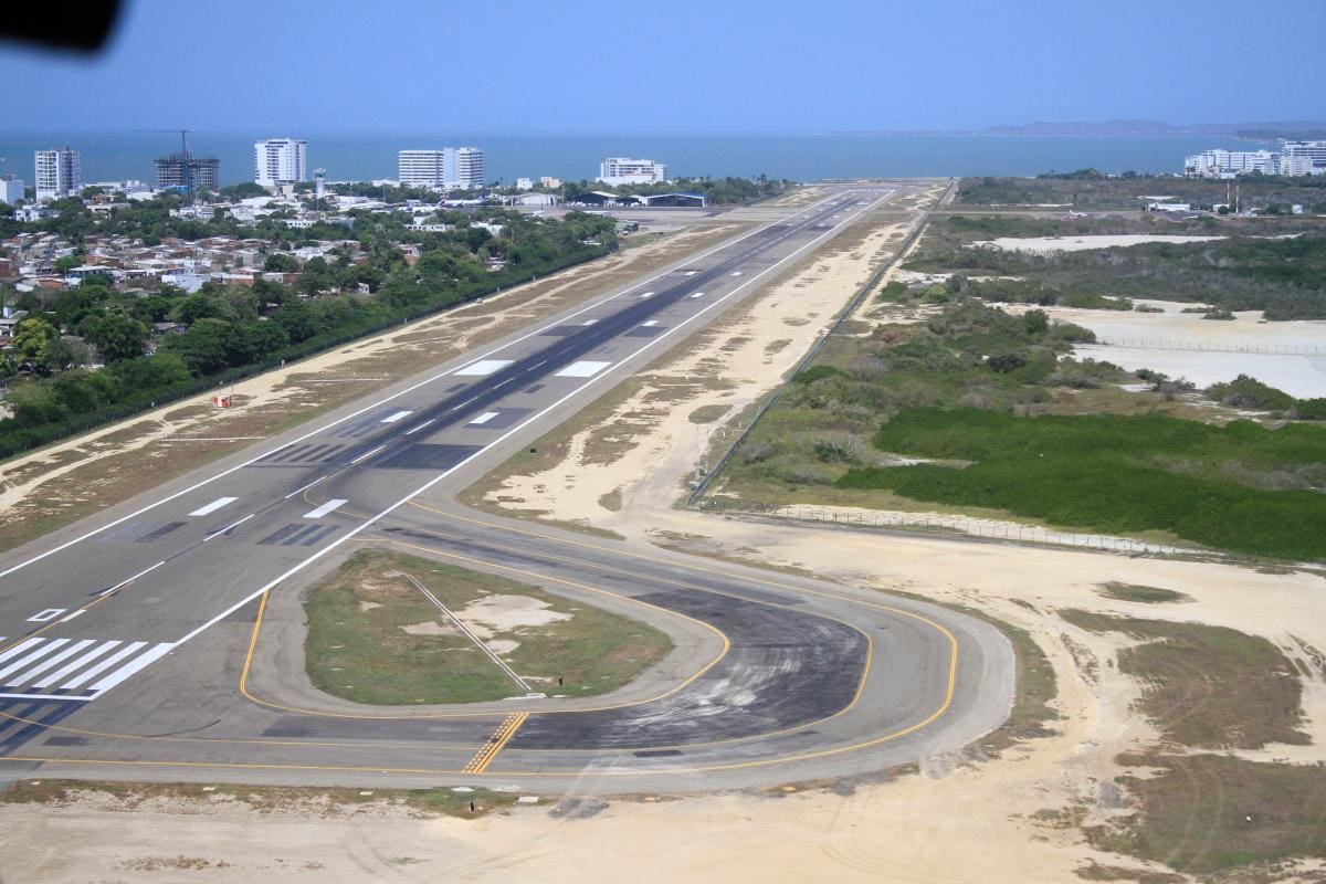 En la margen derecha de la pista del aeropuerto - sentido ciénaga de La Virgen - Vía del Mar- se construirá una media pista de carreteo, entre la plataforma de la aviación privada y la cabecera sur. // Archivo.