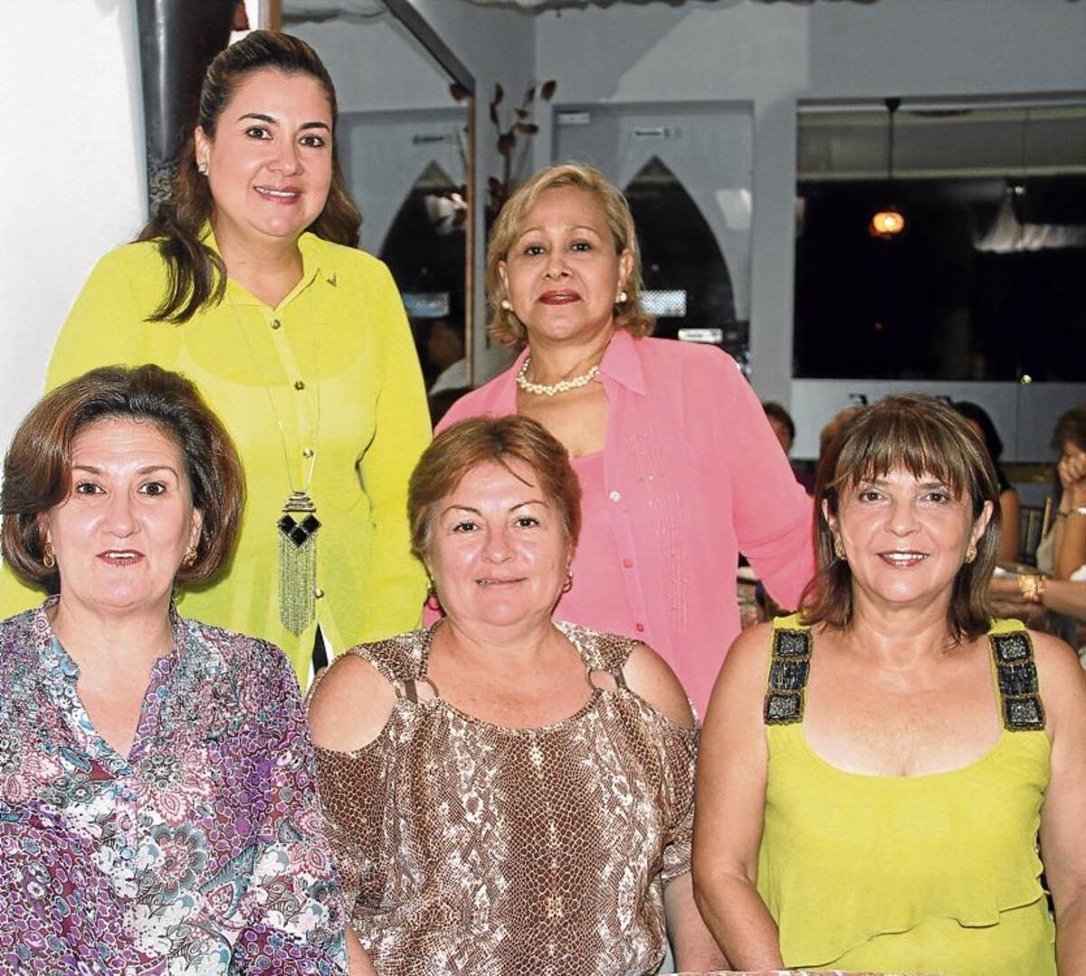 Jimena y Ruby de Abiad; sentadas: Patricia de Mejía, Ada Navarro y Juanita Quijano.