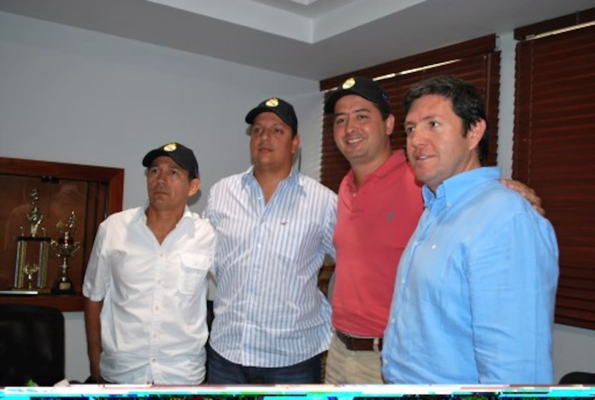 El Representante del Club Real Madrid de España, Carlos Salazar, (de derecha a izquierda), el alcalde Marcos Daniel Pineda, Jaime Vergara, oficina de deportes de Montería y Pablo Orozco, presidente de la Liga de Fútbol de Córdoba. CORTESIA