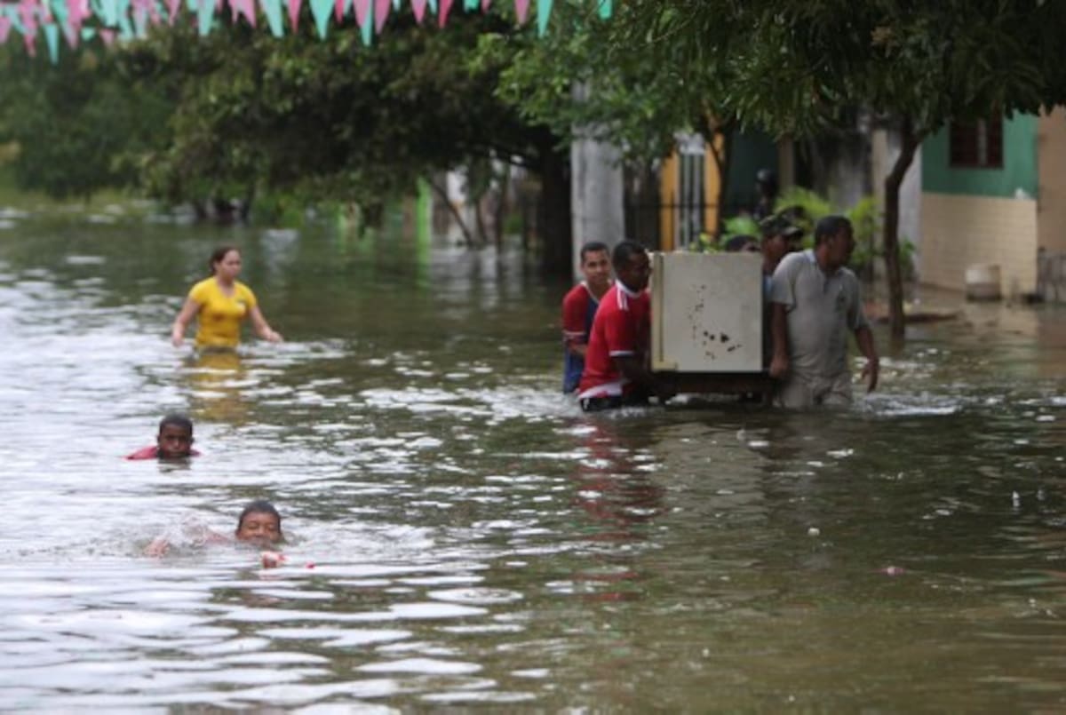 Los damnificados tratan de recuperan algunos de sus enseres, luego de que fueran albergados en zonas altas.
