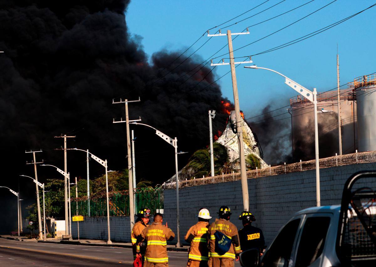 El incendio ocurrió en la zona industrial de Barranquilla.//Foto Agencia Kronos.