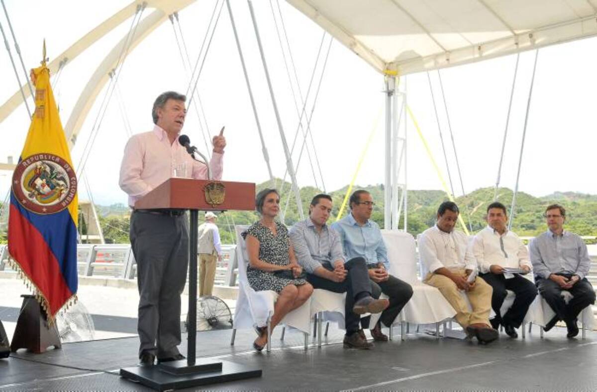 El presidente Juan Manuel Santos durante la inauguración del primer puente doble de arco en concreto, en Colombia, y que comunicará a Bucaramanga con Girón y el centro del país. ColPrensa