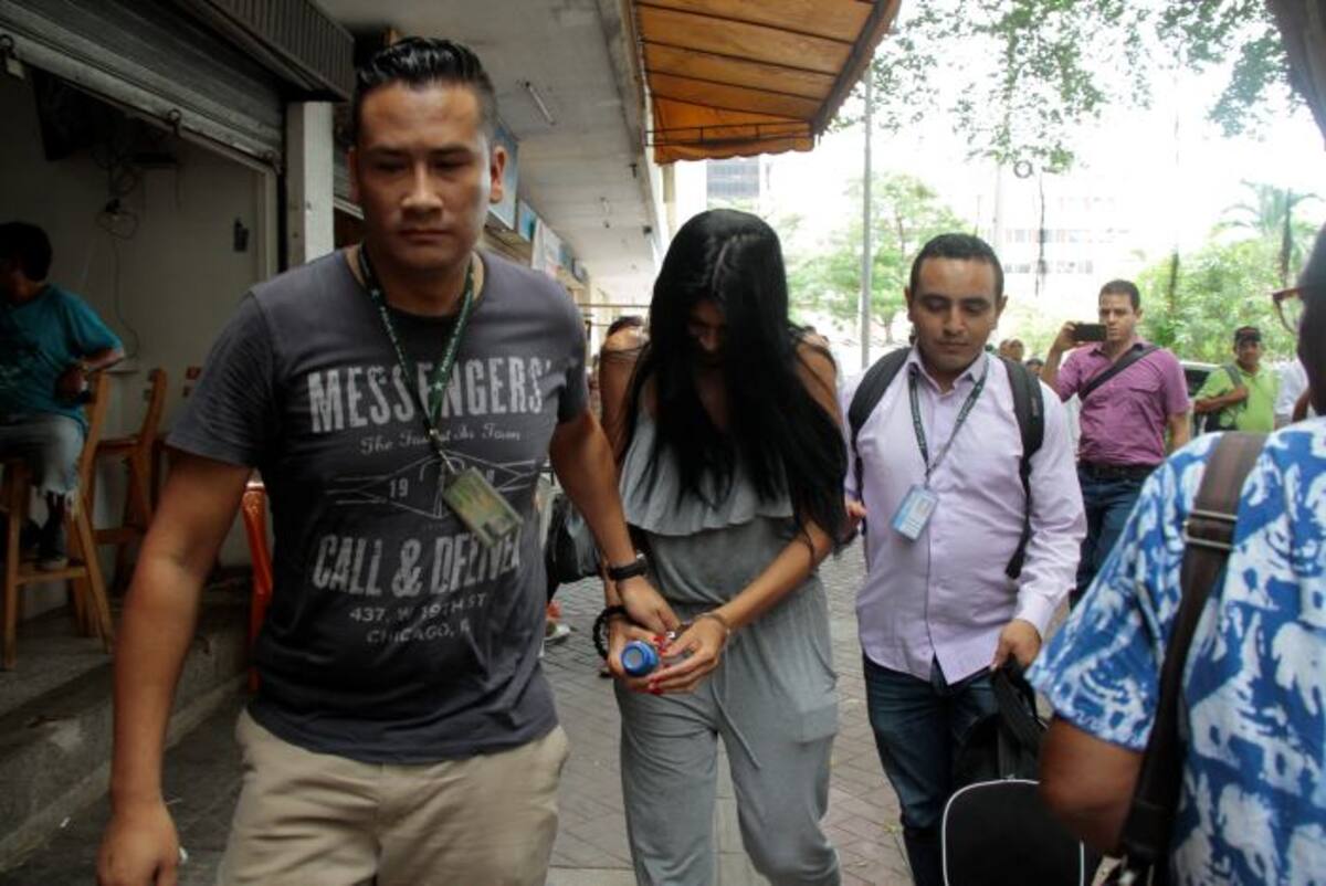 Alias ‘la Madame’ fue escoltada por dos miembros de la Dijín de la Policía Nacional en la audiencia del lunes. Hoy se espera que la jueza decida si la envía o no a la cárcel.