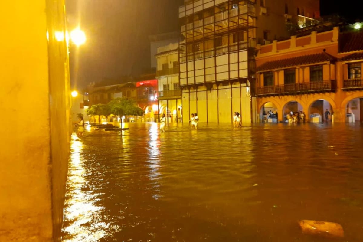 Video: Centro Histórico se “ahogó” con el torrencial aguacero