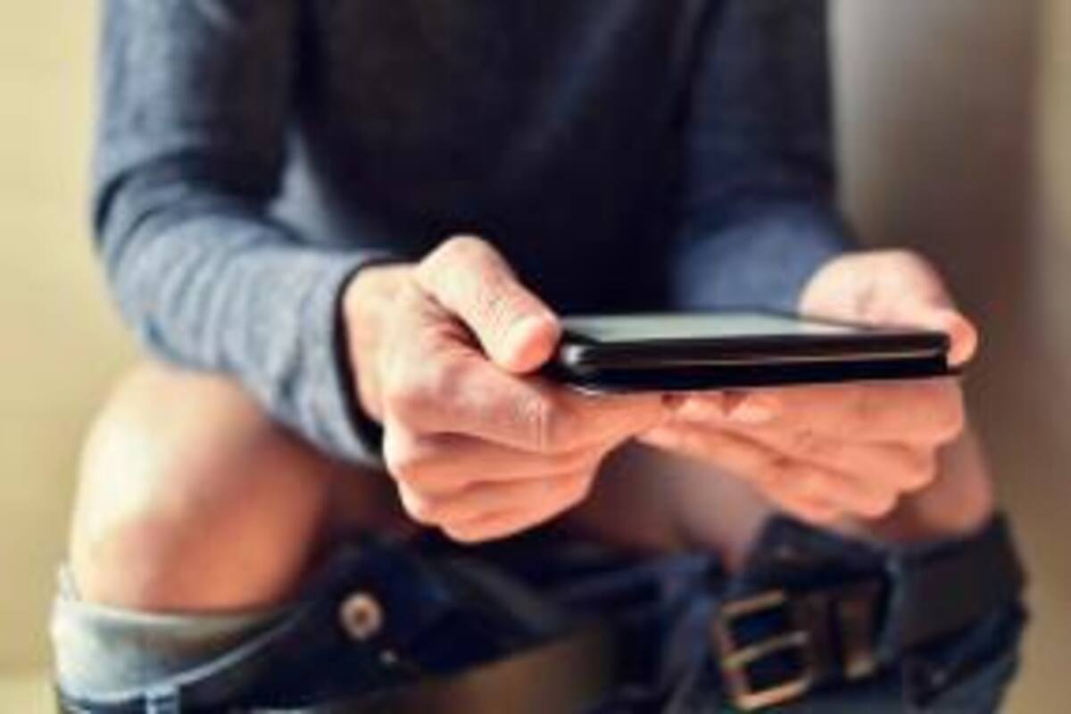 La razón por la que usar el celular en el baño es un riesgo para la salud