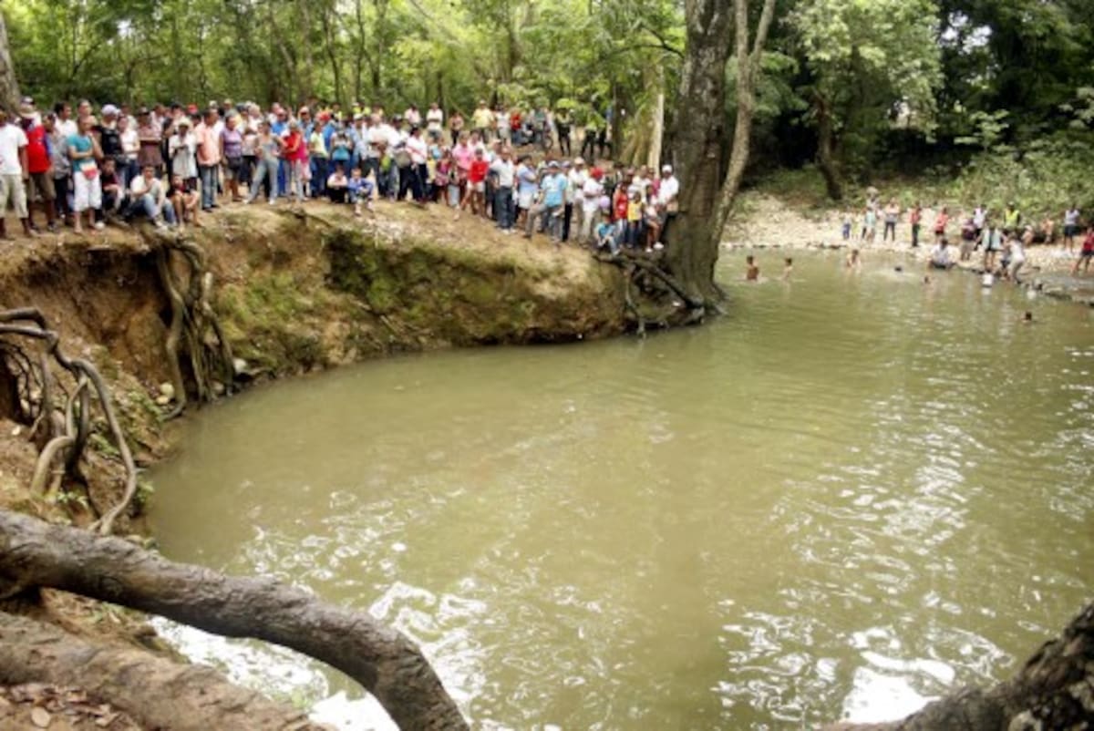 Propios y visitantes llegaron ayer a las pozas de Colosó y mostraron sus habilidades para la acrobacia.