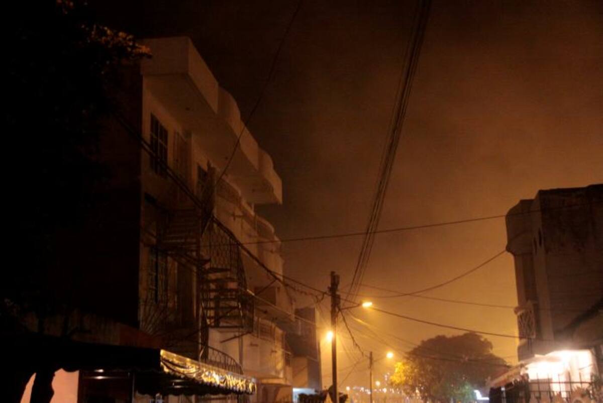 El humo proveniente de la bodega, llegó hasta algunas de las viviendas del barrio Martínez Martelo. Nayib Gaviria Amador