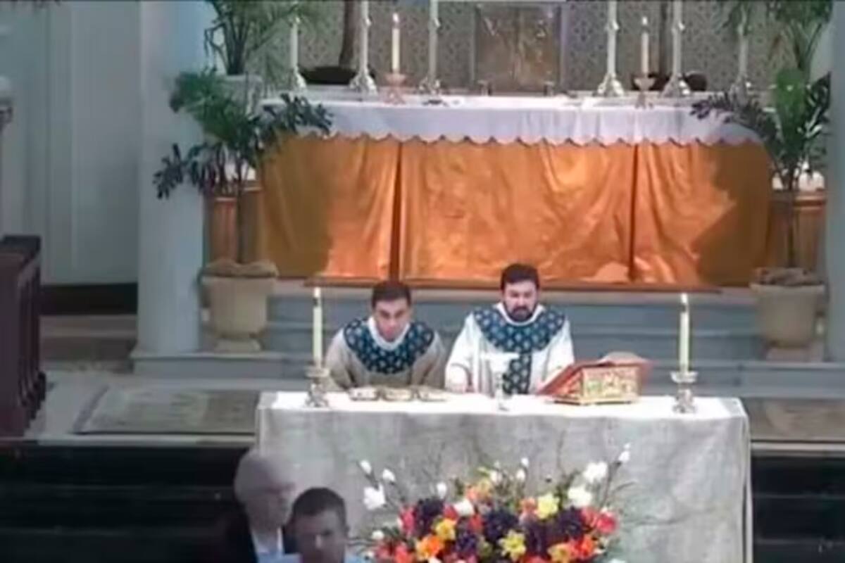 Video: joven con un fusil ingresó en plena misa en Estados Unidos