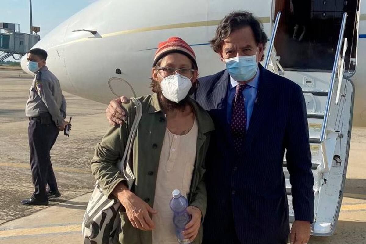 Liberan a periodista estadounidense condenado a 11 años de cárcel