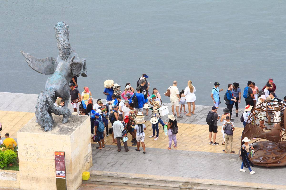 Turistas en el Muelle Los Pegasos, Centro Histórico. //Cortesía