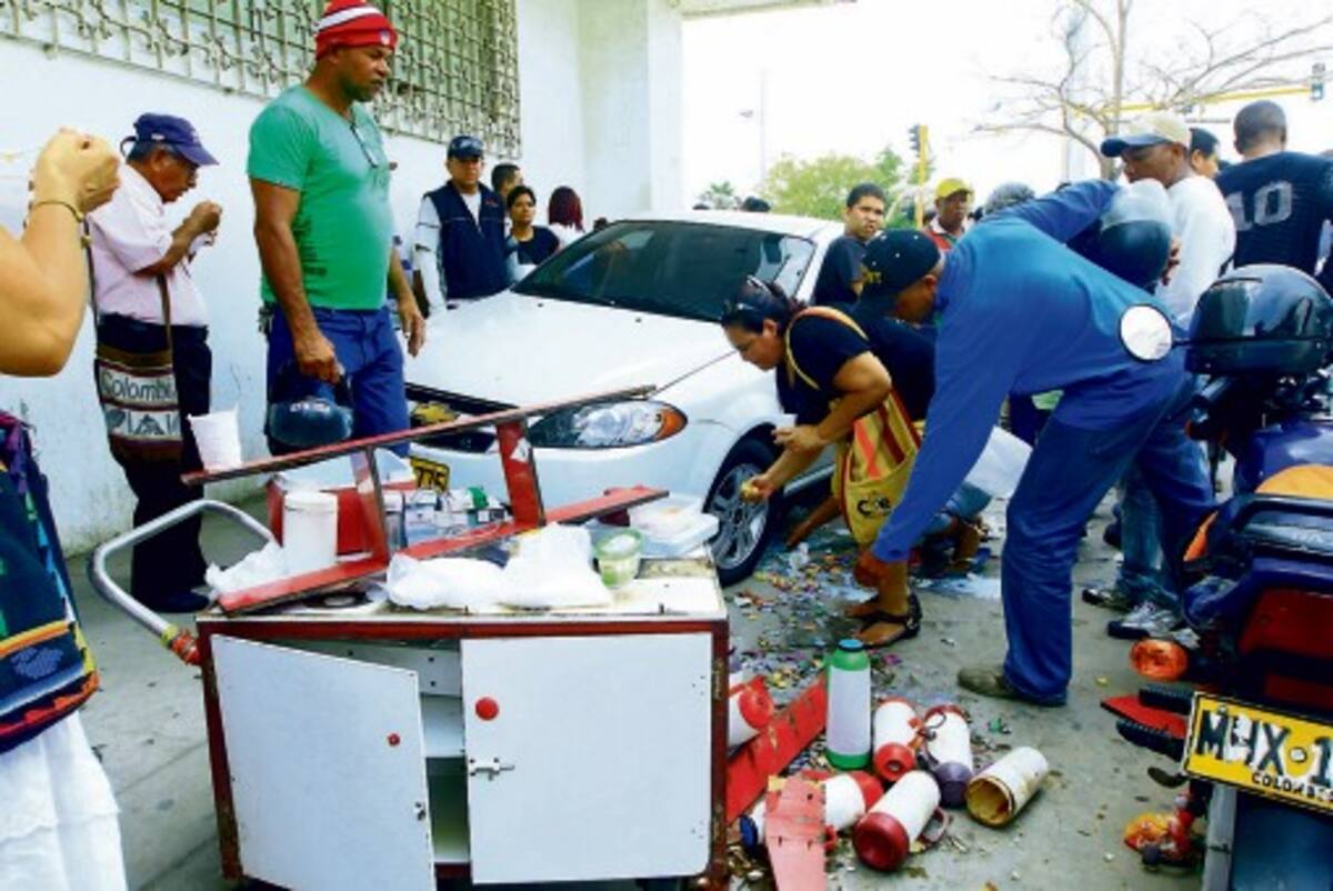 El carro Chevrolet Optra, de placa KKA-775, terminó en el andén luego de que, dice el conductor, se le aceleró. Julio Castaño, El Universal