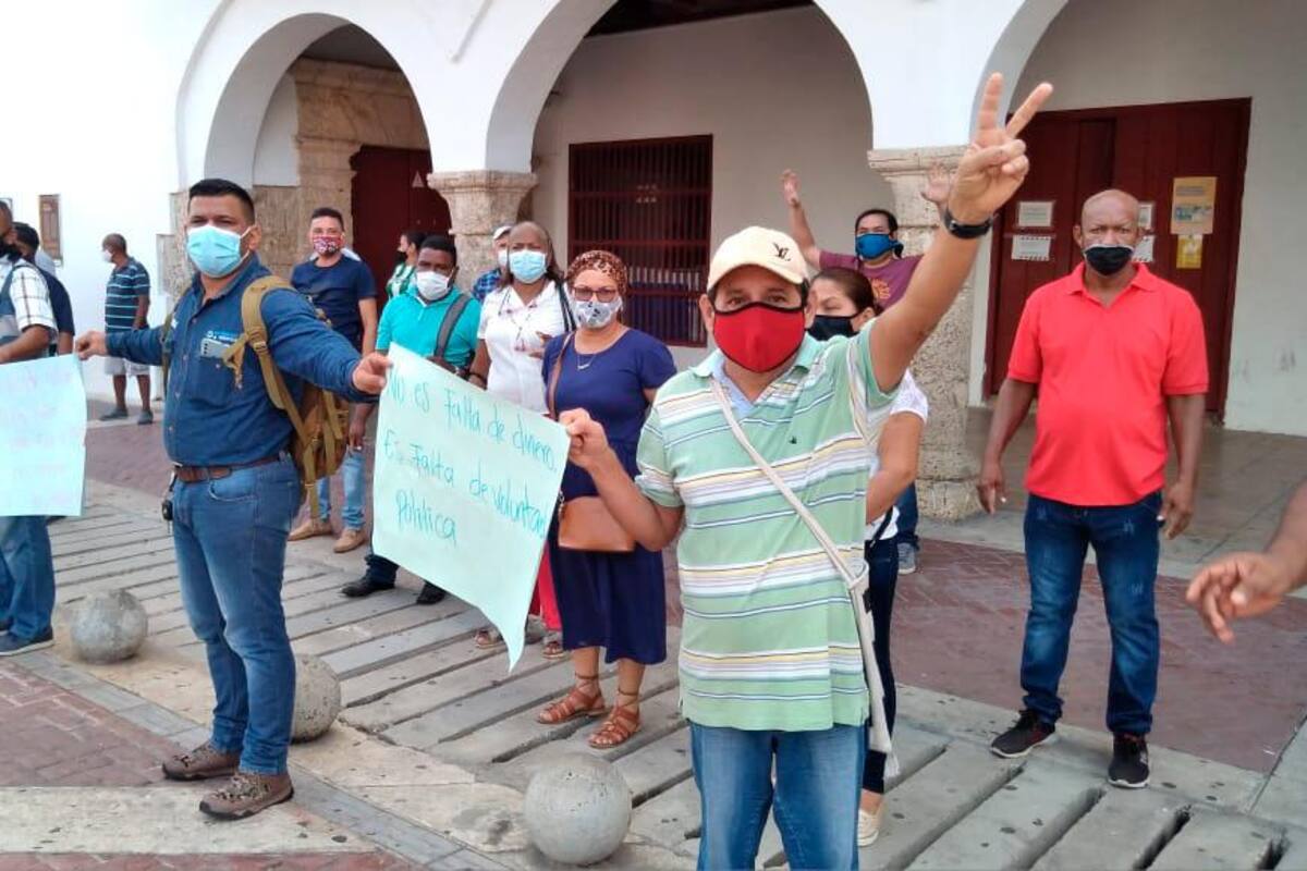 Protestan comerciantes del Mercado de Santa Rita