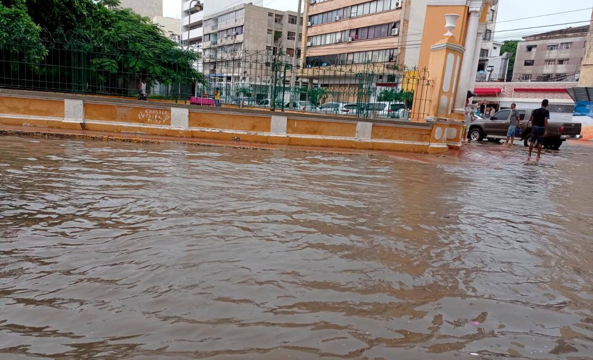 El Centro Histórico volvió a inundarse. El andén que bordea el Parque Centenario quedó oculto bajo el agua.