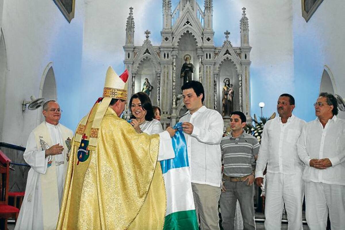 El obispo de Montería, Ramón Rolón, bendice la bandera de Córdoba en presencia de autoridades departamentales.