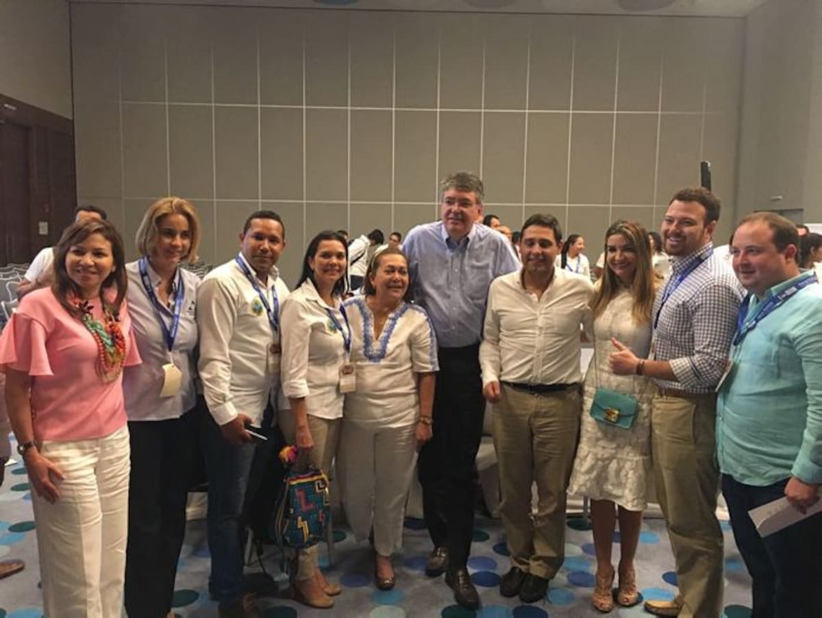 El ministro de Hacienda, Mauricio Cárdenas, en compañía de congresistas bolivarenses y secretarios y funcionarios de la Alcaldía de Cartagena.