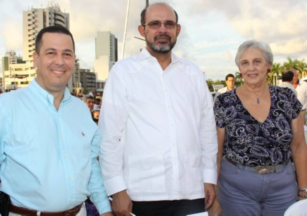 Roberto Pareja Lecompte, el magistrado Francisco Ricaurte y Olga Díaz, consul de Venezuela.