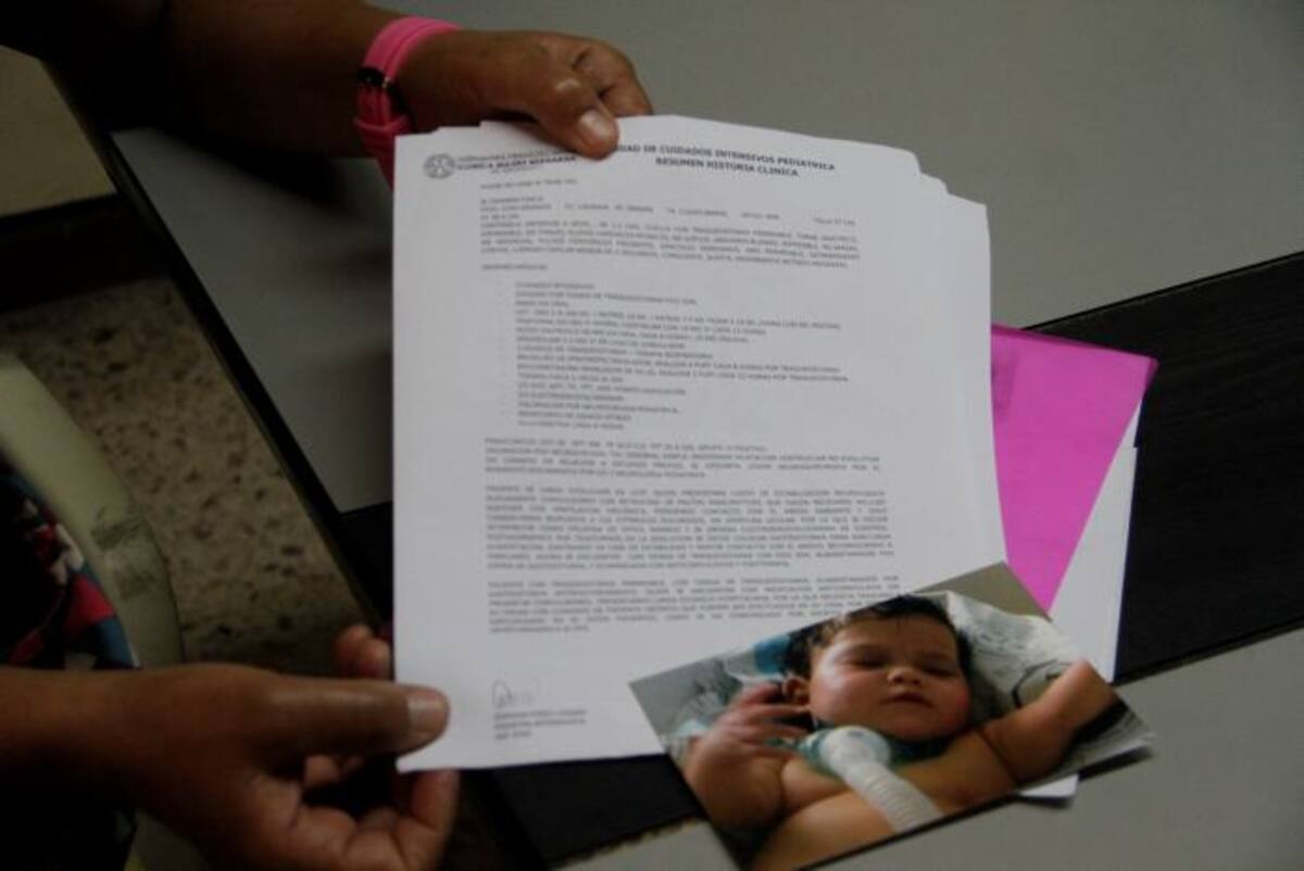María Milagros desde que nació hace un año y siete meses, ha estado hospitalizada. Hace noventa días la Clínica Madre Bernarda la dio de alta, pero su EPS no ha autorizado el servicio de “homecare” que necesita. Foto publicada con autorización de la madre.