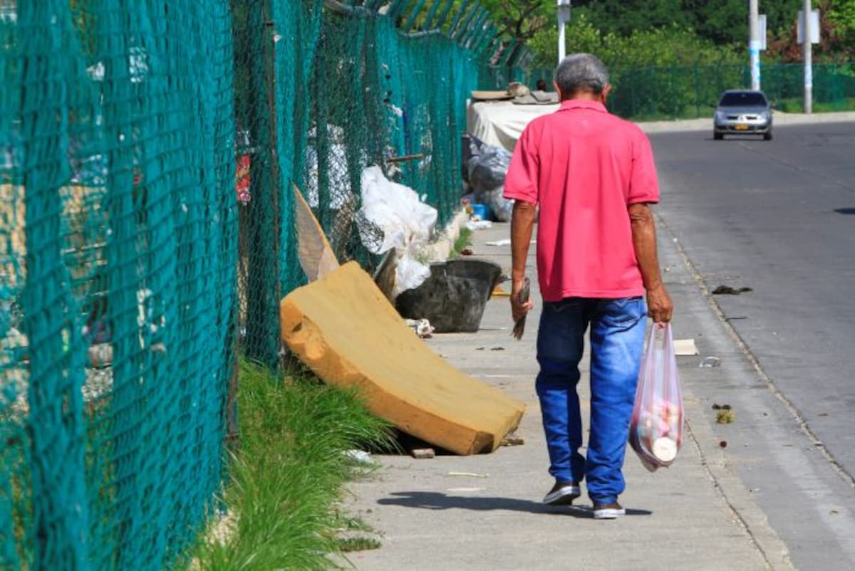 Un hombre atraviesa la Avenida del Lago, contaminada de basuras y materiales de todo tipo. Julio Castaño- El Universal.