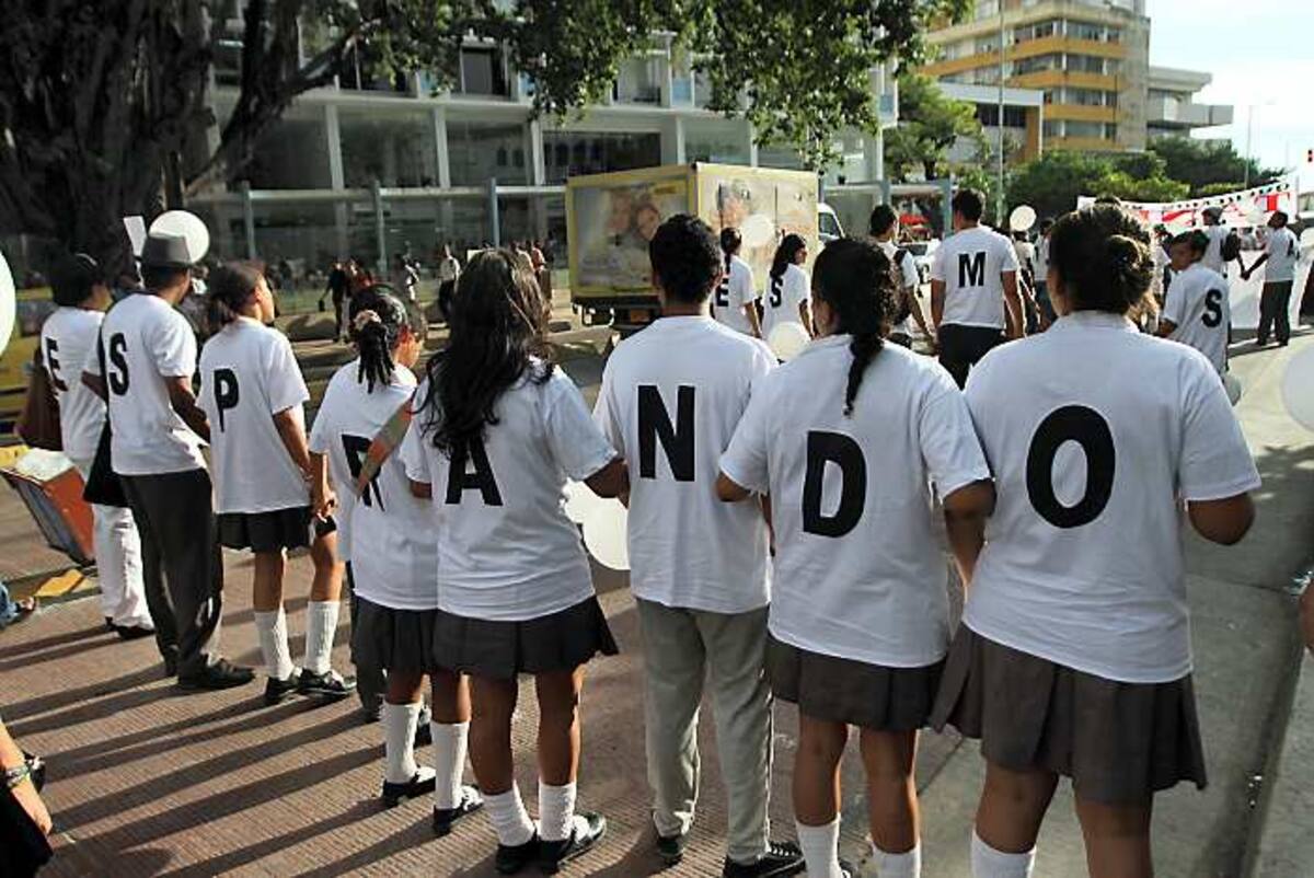 Estudiantes y padres de familia acudieron ayer en masa a una marcha que pide el regreso pronto de Tania Rodríguez. El 16 de noviembre pasado se hizo una marcha similar en Blas de Lezo, donde muchos de los participantes expresaron su solidaridad con relación a este hecho que consideran puede ocurrirle a cualquier familia. AROLDO MESTRE - EL UNIVERSAL