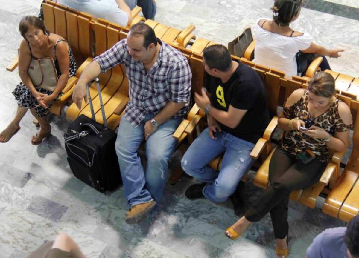Pasajeros esperando sus vuelos.