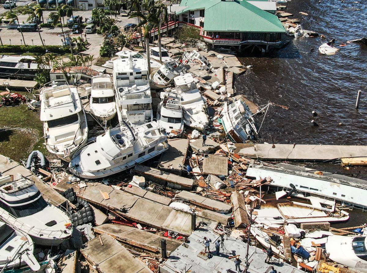 Barcos destruidos después de que el huracán Ian arrasara en el Centennial Park en Fort Myers, Florida. //Efe