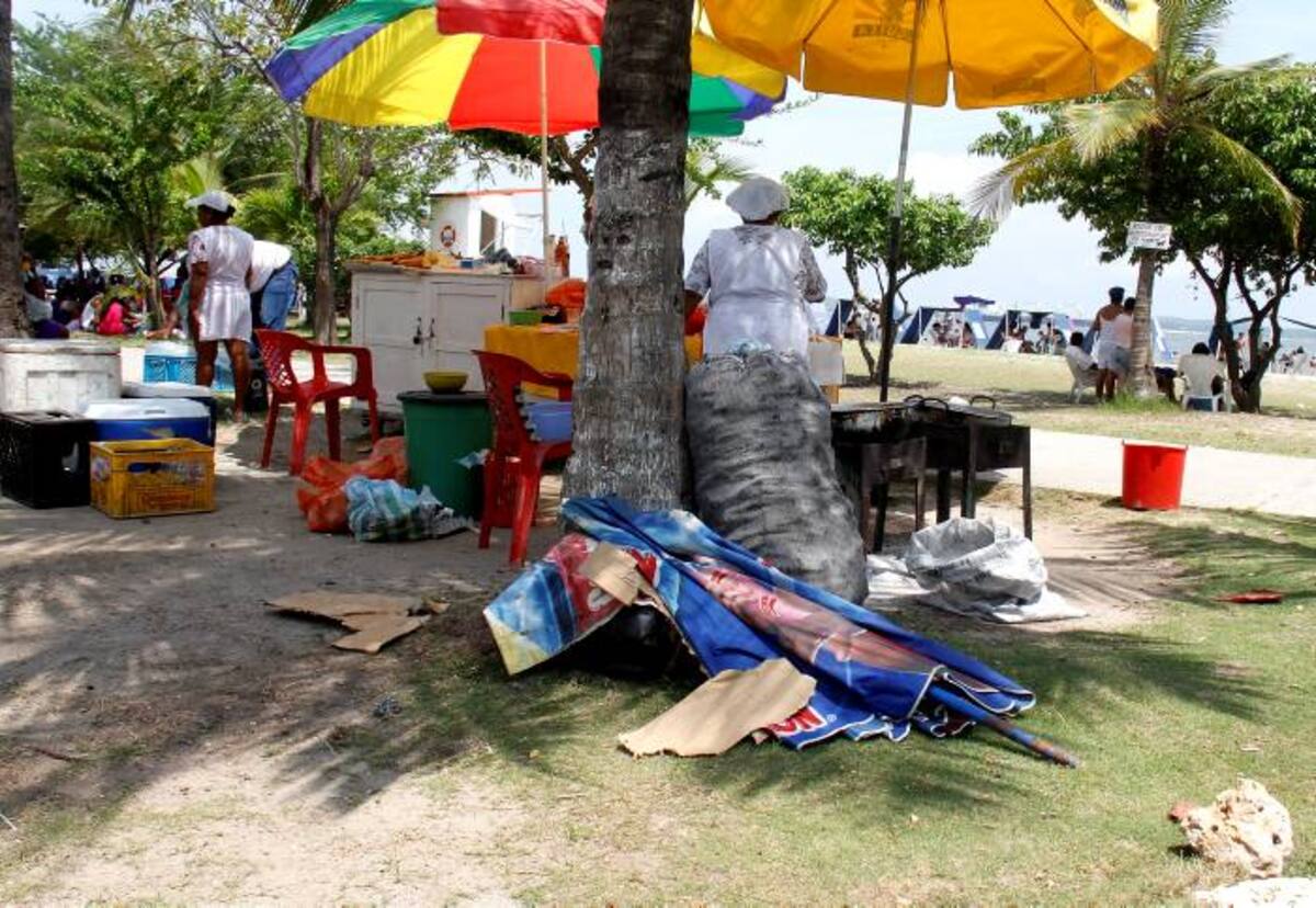 La Gerencia de Espacio Público advierte que retirará de las playas las ventas informales de comida, dado que los productos que ahí se ofrecen amenazan la salud pública. EL UNIVERSAL
