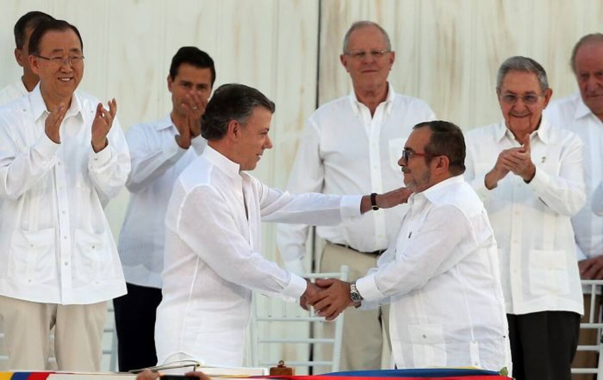 Rodrigo Londoño, alias "Timochenko" junto al Juan Manuel Santos, presidente de Colombia. AP Fernando Vergara