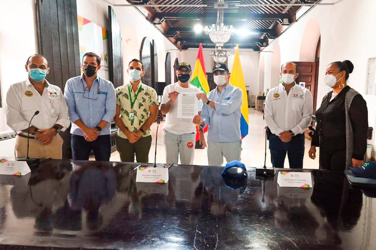 El alcalde, William Dau Chamat, y el ministro de Vivienda, Ciudad y Territorio, Jonathan Malagón, firmaron el convenio para estas obras. //CORTESÍA