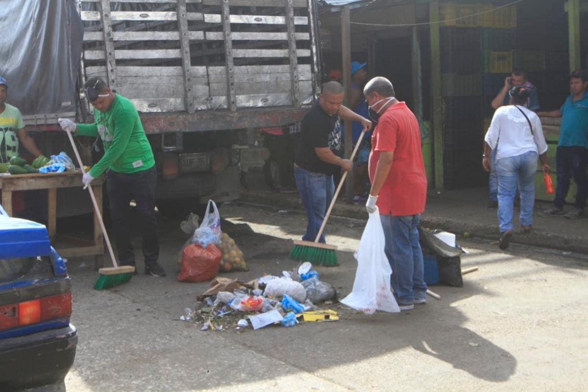 Por iniciativa propia, vendedores de Bazurto realizan jornada de limpieza