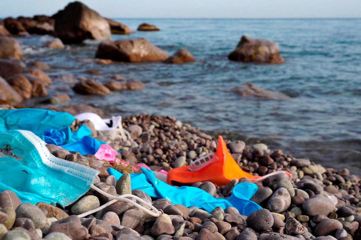 Cubrebocas terminan como basura en playas de todo el mundo