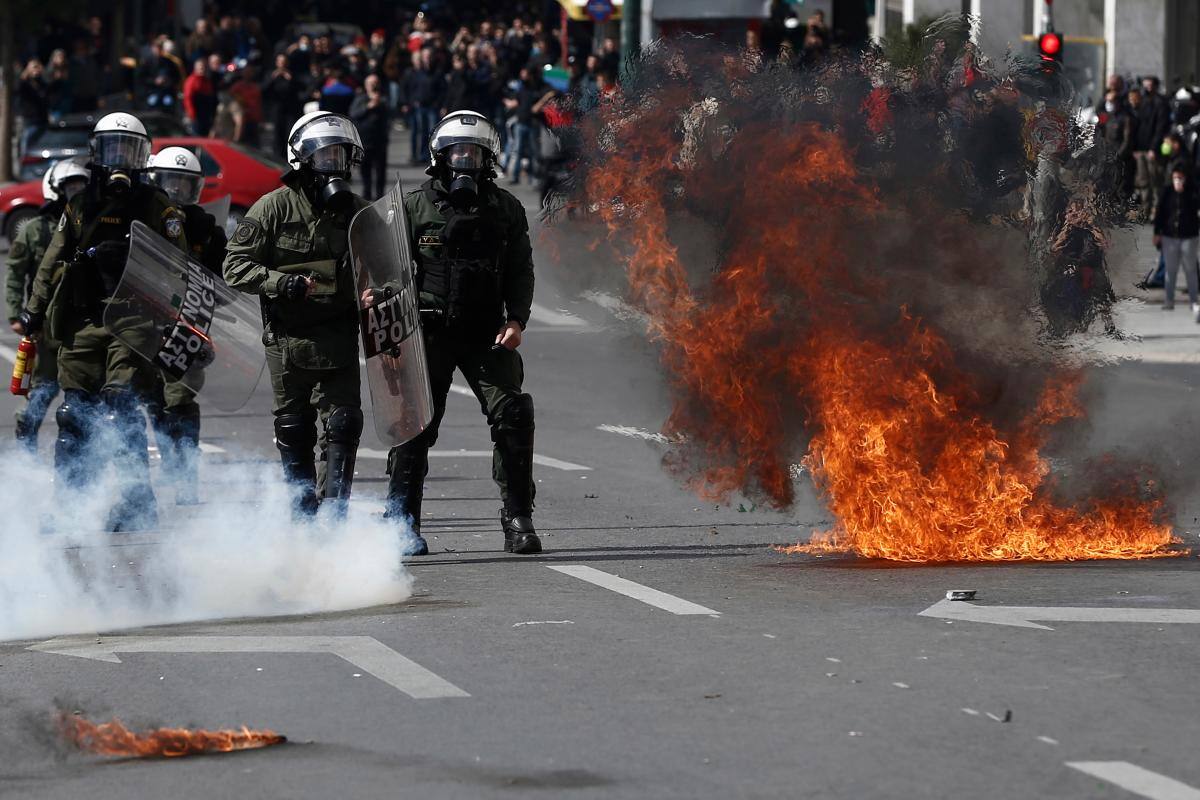 Video: violentas protestas por accidente de trenes en Grecia