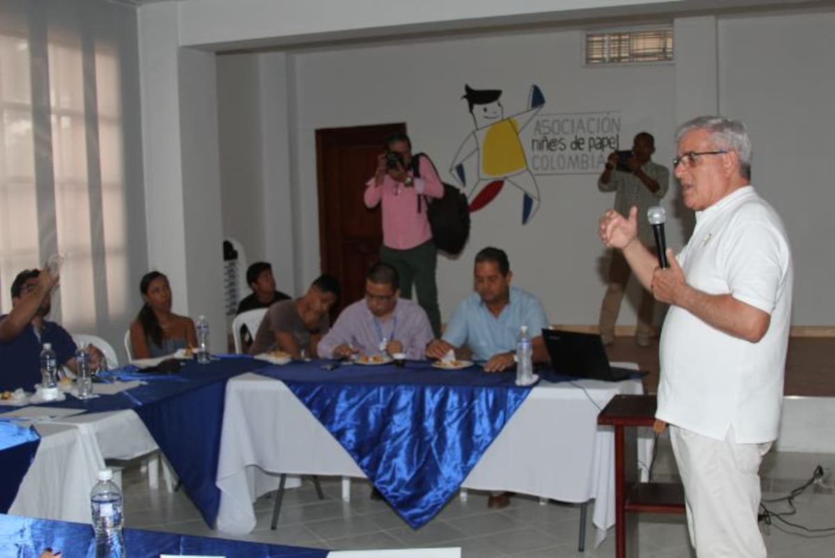 Marea Niños de Papel, padre Manuel Jiménez Tejerizo, presidió una rueda de prensa para explicar el proyecto Marea. OSCAR DÍAZ ACOSTA