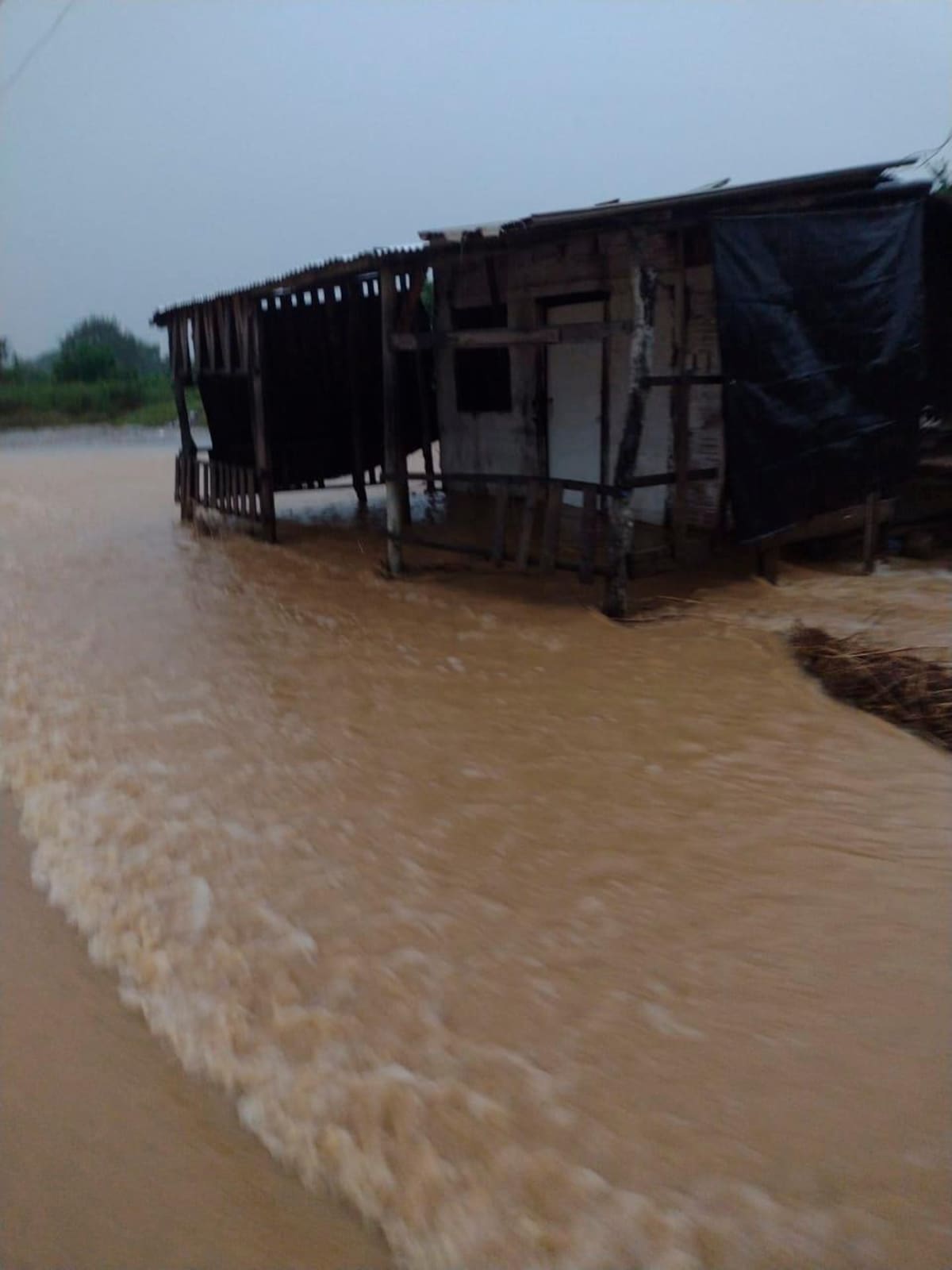 Fuertes lluvias inundan las calles de Punta Canoa. //Cortesía