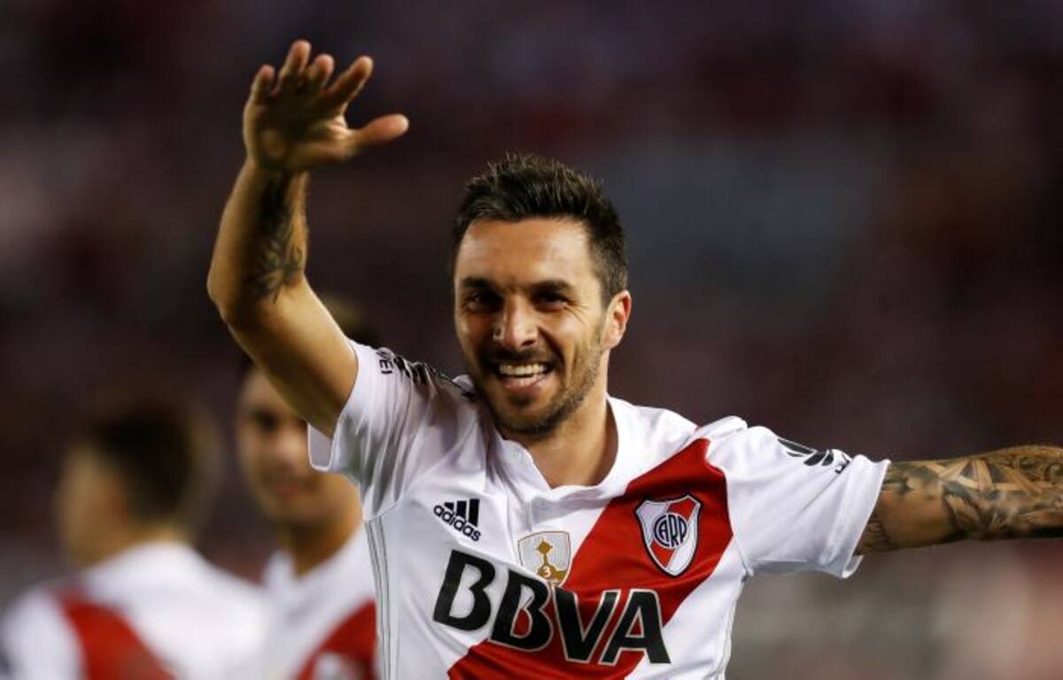 El jugador Ignacio Scocco de River Plate festeja su gol ante Lanús. EFE