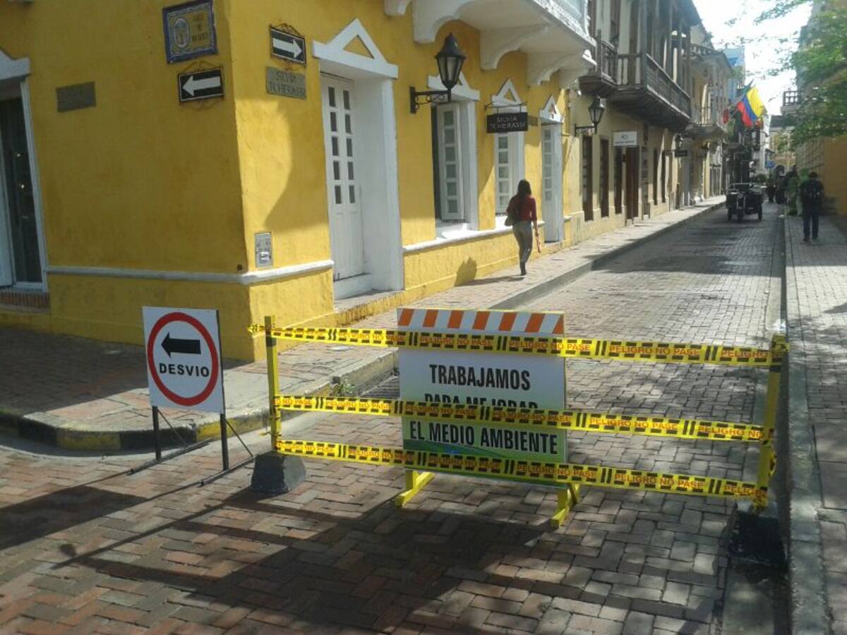 La vía permanece cerrada por los trabajos. CORTESÍA
