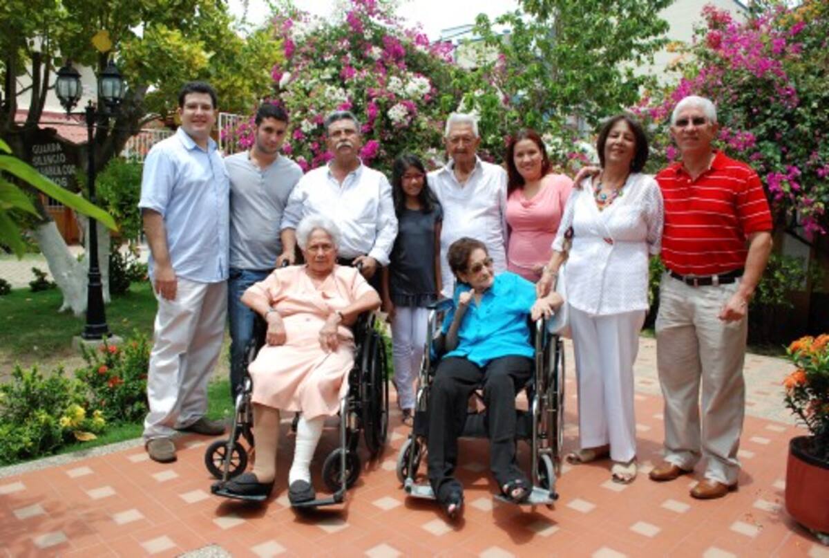 Aparecen de pie: Eduardo Camargo Díazgranados, Juan Sebas-tián Díazgranados, Enrique Díazgranados, Isabella Díazgrana-dos, Liborio Díazgranados, Adela Ramírez de Camargo, Victo-ria Díazgranados y Juan Miguel Díazgranados. sentadas: Lina García y Yolanda De Sanctis de Díazgranados. archivo particular