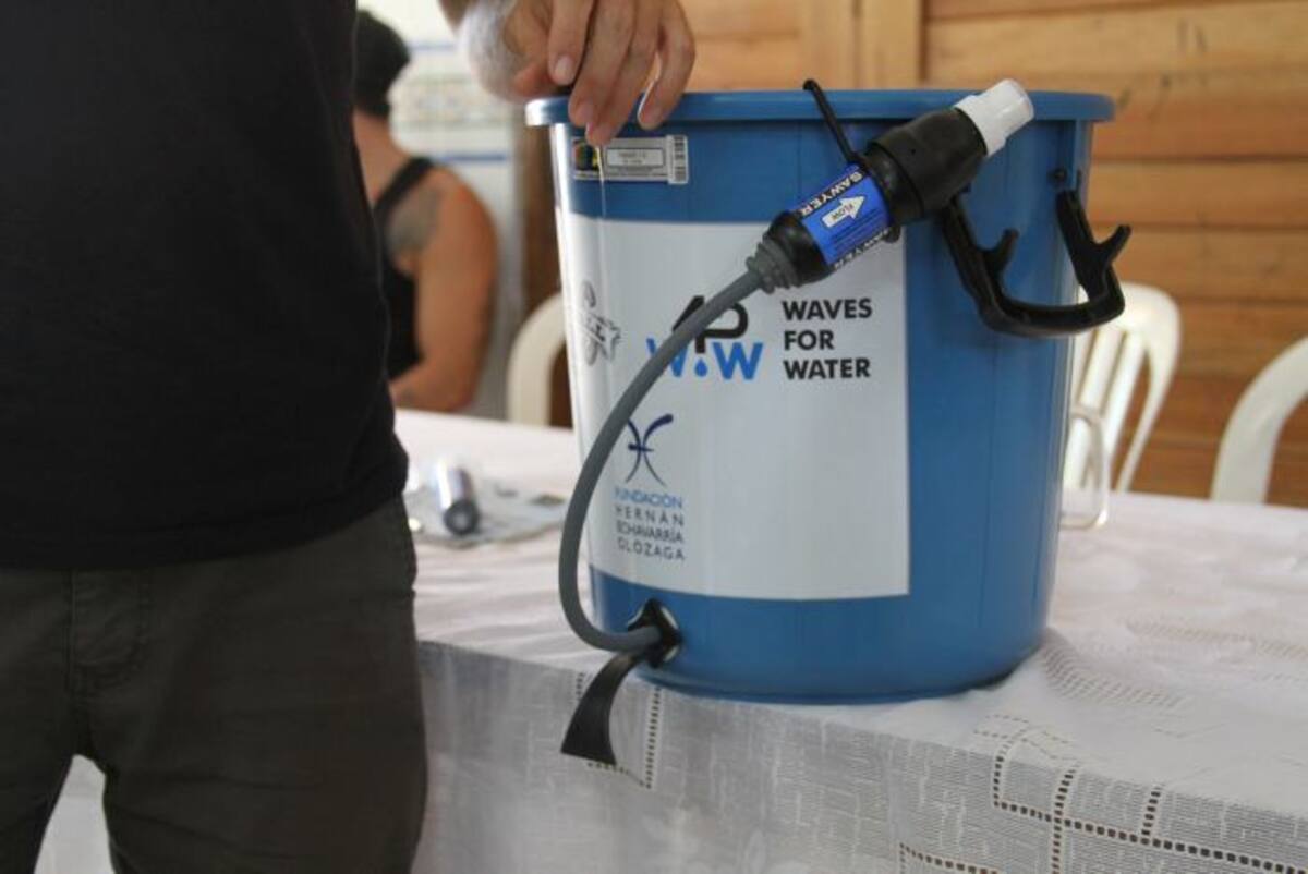 Los filtros fueron entregados junto a un recipiente para almacenar el agua. Julie Parra Benítez - El Universal