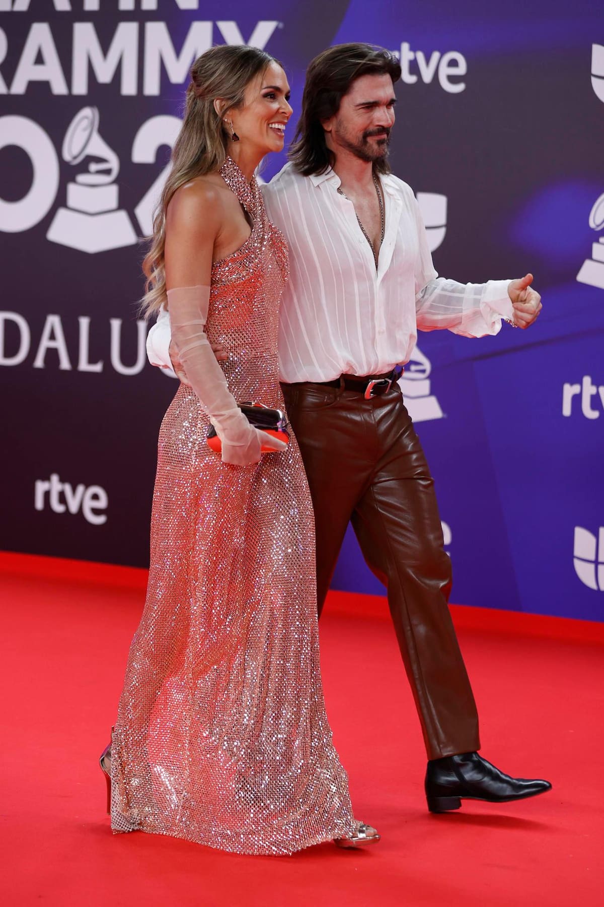 Juanes y Karen Martínez en la alfombra roja de la gala anual de los Latin Grammy. //Foto: EFE.