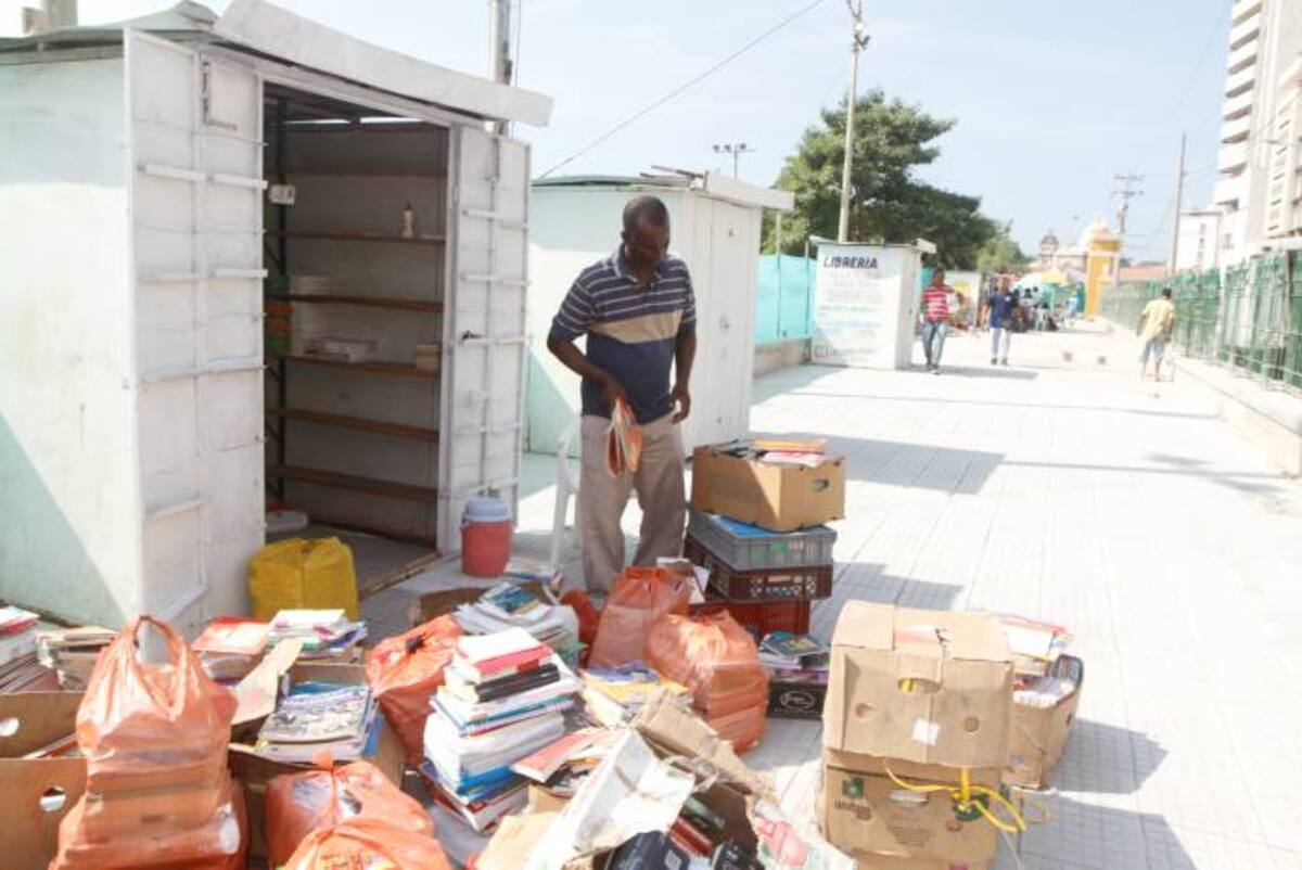La demora en las obras de recuperación del Parque del Centenario preocupa a los libreros que trabajan en este sitio del Centro Histórico de Cartagena. JULIO CASTAÑO BELTRÁN - EL UNIVERSAL