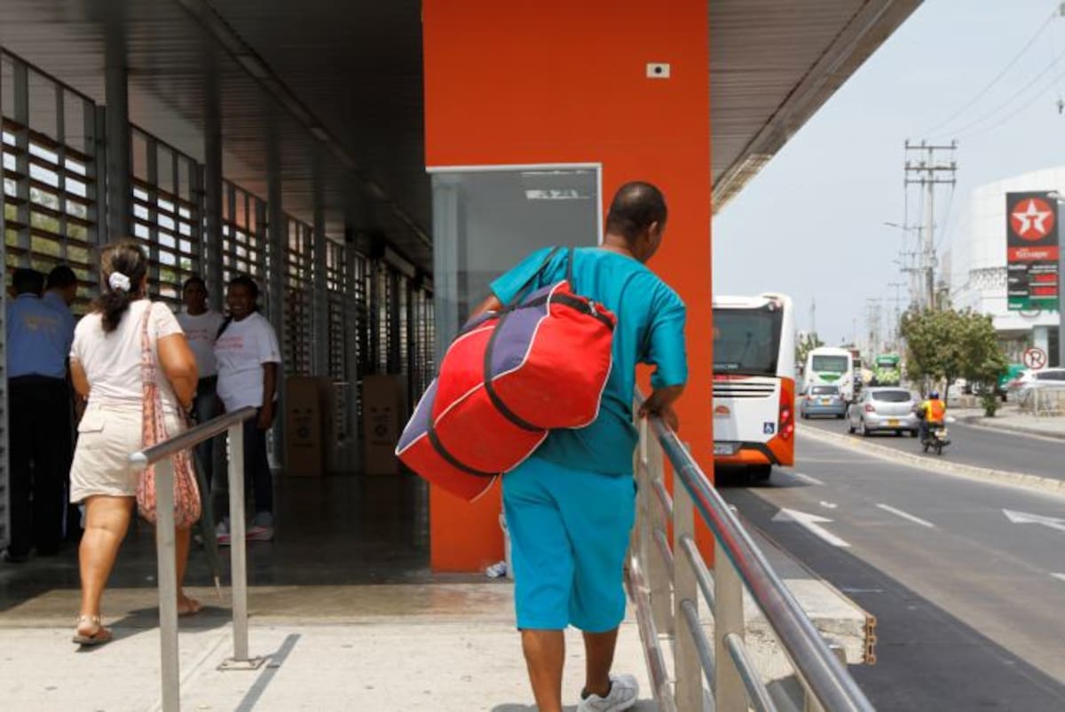 Llevar maletas o cargas pesadas, son las conductas inadecuadas más comunes en el SITM. //Julio Castaño-El Universal.