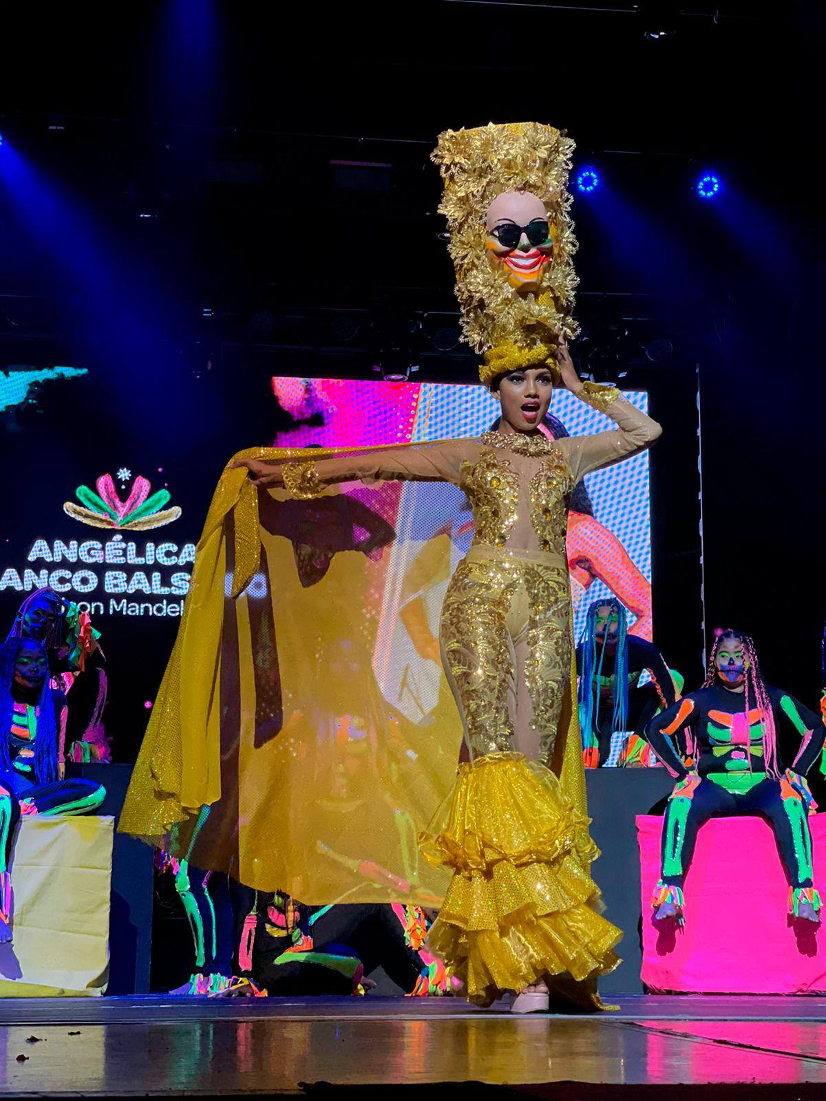 Angélica, durante el Desfile en traje de fantasía, realizado en el Teatro Adolfo Mejía.//Foto: Nayib Gaviria - El Universal.