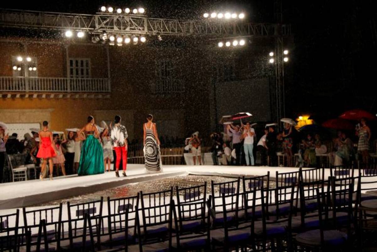 Los trajes que en un principio se ondeaban por el viento, terminaron pegados a la piel de las modelos mientras éstas atravesaban la pasarela. DANIELA BUELVAS- EL UNIVERSAL
