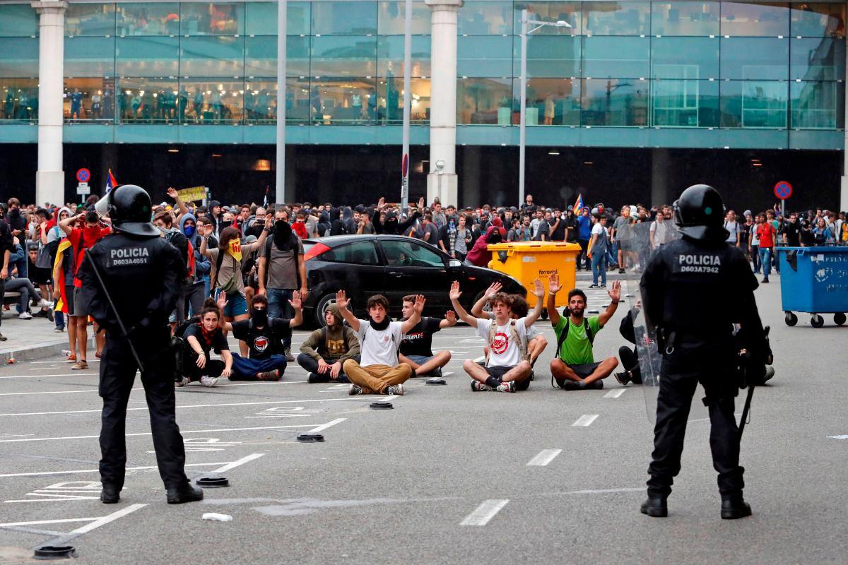 Trece heridos leves en las protestas contra la sentencia a líderes catalanes