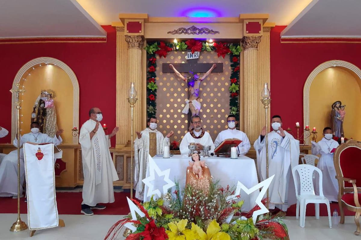 Fotos: el día en que el Arzobispo llegó a la iglesia del barrio Chile