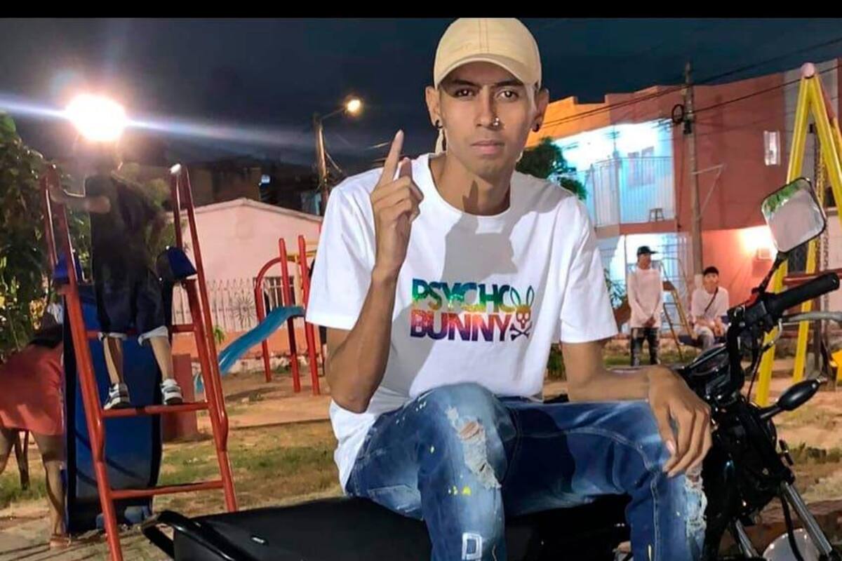 Asesinan de 8 balazos a joven, de 22 años, mientras jugaba dominó