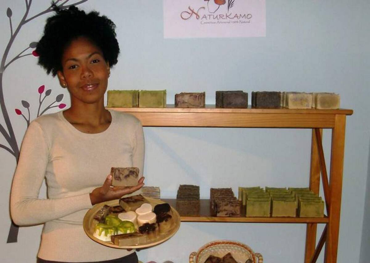 Sus productos incluyen jabones terapéuticos, cremas hidratantes, geles de ducha, exfoliantes, bálsamos labiales, sales relajantes y bombas efervescentes relajantes. CORTESÍA