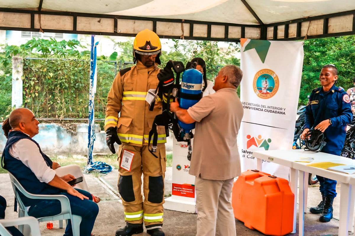 Después de 14 años el Cuerpo de Bomberos recibe trajes de aproximación al fuego