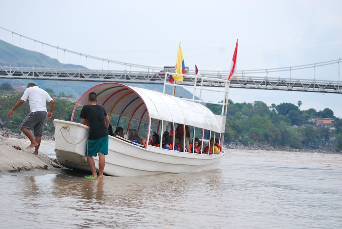 Embarcación turística sobre el río Magdalena. El Universal